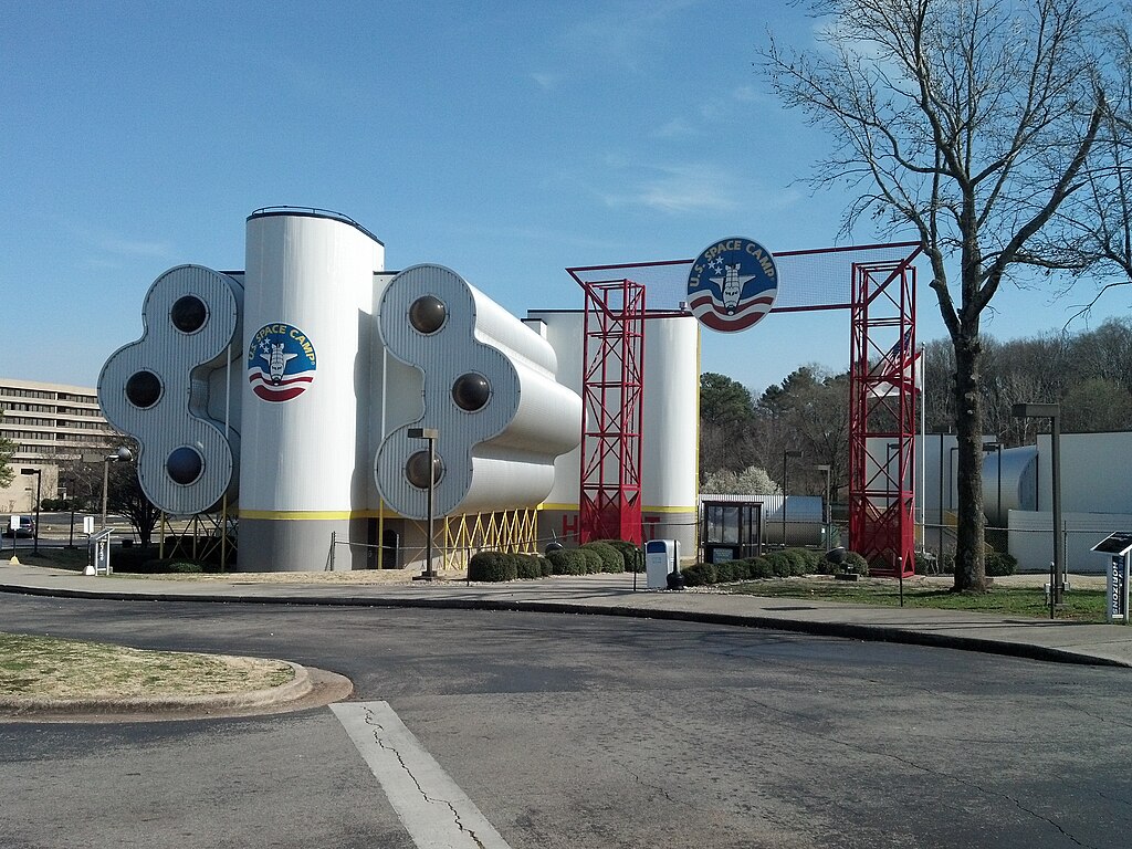 1024px-Space_Camp_Hab_and_entry_gate